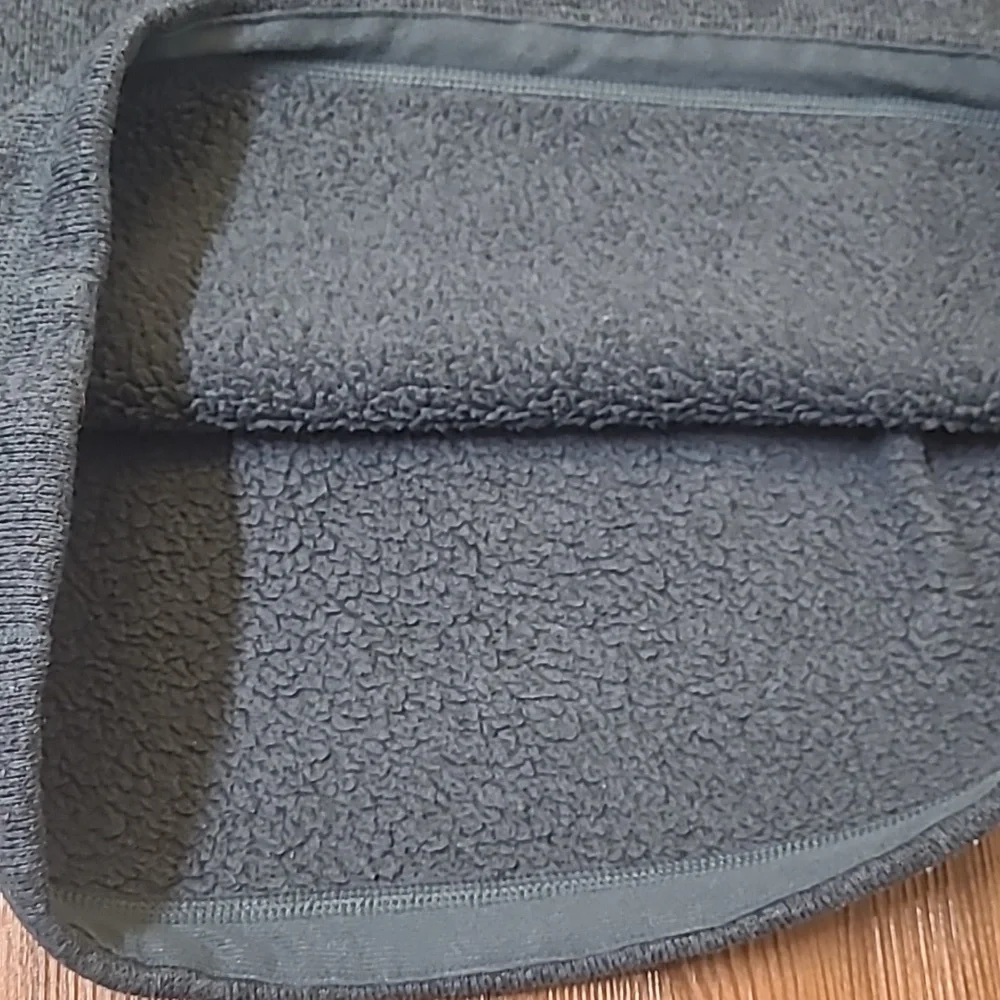 The North Face Gray Fleece Jacket for men colo blue zise m used good condition.